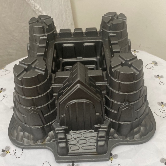 Nordic Ware 10 Cup Castle Bundt Cake Pan - Picture 1 of 5